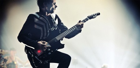 El Artista y Compisitor Matt Bellamy usando Manson Guitars 