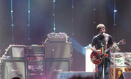 El Artista y Compositor Noel Gallagher usando equipo de audio Marshall